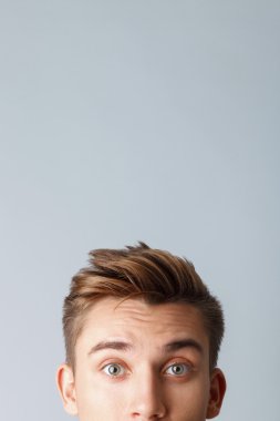 Neşeli adam merakla bekliyor