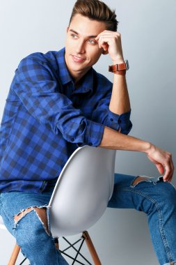 Çekici adam bir şey düşünüyor.