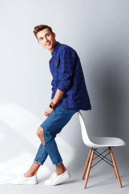 Yakışıklı adam olumlu duygular ifade ediyor