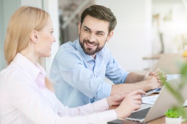 Becerikli iki meslektaşım işbirliği içinde çalışıyoruz