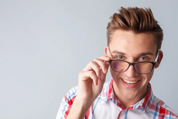 Atractivo estudiante masculino está expresando emociones positivas — Foto de Stock