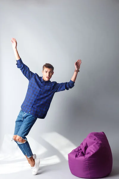 Chico atractivo está comprobando la flexibilidad del sofá — Foto de Stock