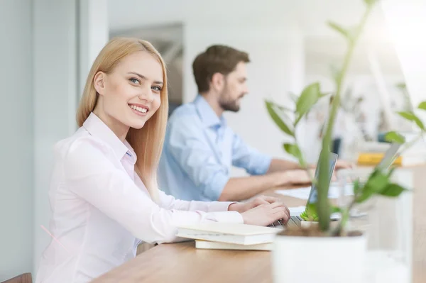 Attraente femmina studente è utilizzando un notebook — Foto Stock