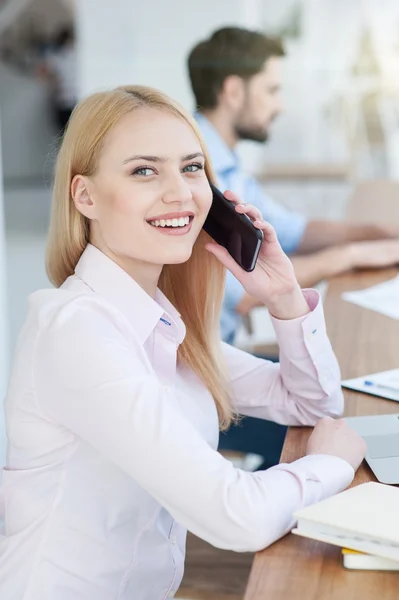 Hezká žena mluví po telefonu — Stock fotografie