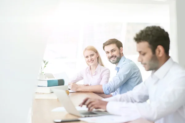 Guapas chicos y chica están estudiando con alegría — Foto de Stock