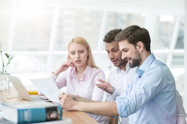 Jóvenes trabajadores hábiles comparten sus ideas — Foto de Stock