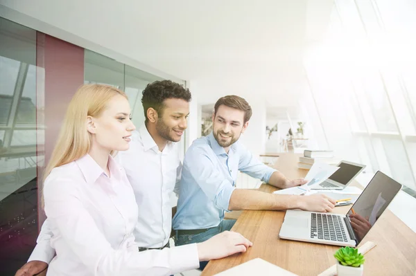 Jóvenes trabajadores alegres están planeando un nuevo proyecto — Foto de Stock