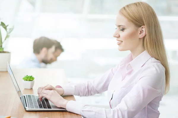 Trabalhadora feminina atraente está usando um caderno — Fotografia de Stock