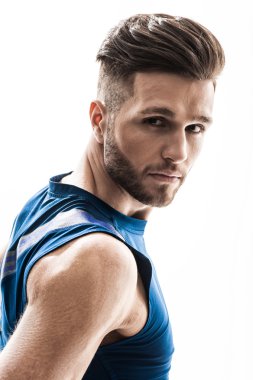 Kendine güvenen genç adam spor için gidiyor