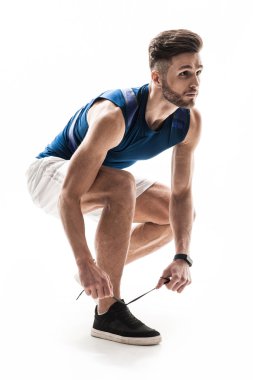 Çekici erkek atlet ayakkabılarımı bağlama