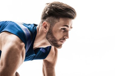 Yakışıklı genç atlet bakan konumda