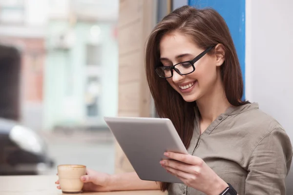 Mujer linda está descansando con café con leche y gadget — Foto de Stock