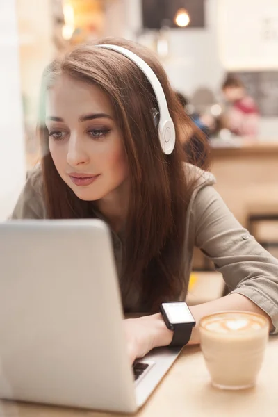 美しい若い女性はコンピュータを使っている — ストック写真
