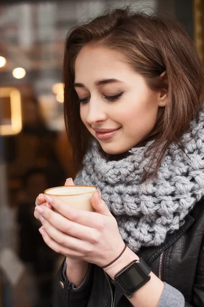 Hermosa mujer joven se relaja con el café — Foto de Stock