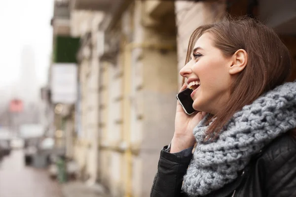 Милая молодая женщина общается по телефону — стоковое фото