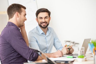 Becerikli iki meslektaşım işbirliği içinde çalışıyoruz