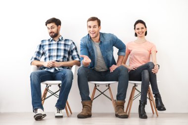 Becerikli üç işçi beklentiyle oturuyor