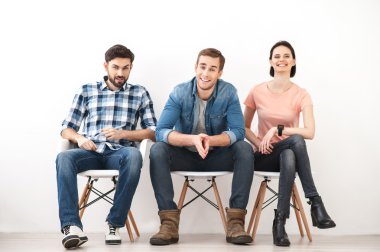 Neşeli çocuklar ve bayan iş görüşmesi için bekliyor