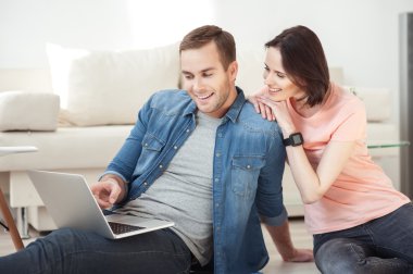 Güzel evli çift bilgisayar ile dinleniyor