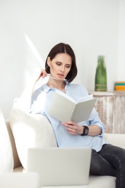 Güzel kız evde dinleniyor