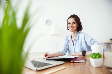 Çekici genç kız konuyu öğreniyor