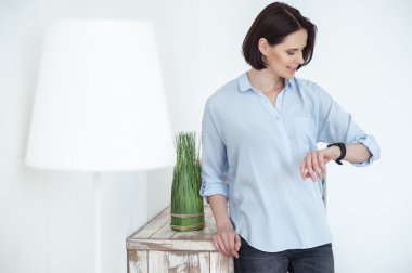 Sevimli kız evde zaman kontrol ediyor