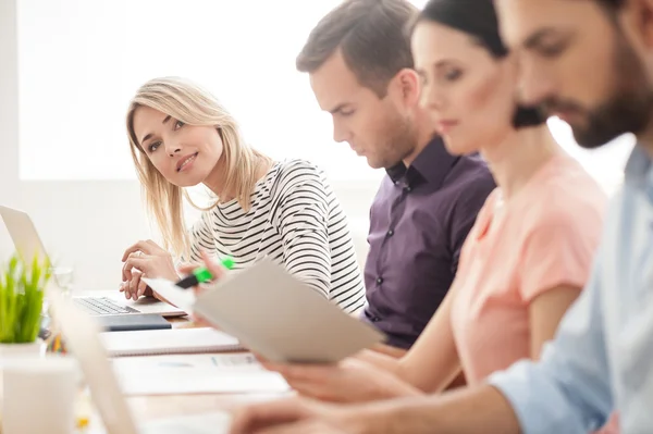 Vrolijk creatief team werkt aan project — Stockfoto