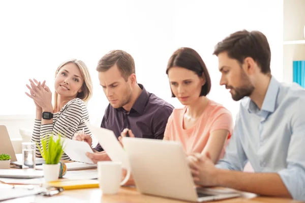 El equipo creativo profesional está trabajando con alegría —  Fotos de Stock