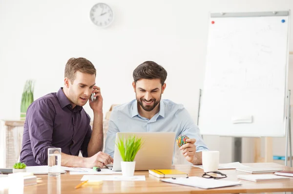 Geschickte männliche Kollegen arbeiten zusammen — Stockfoto