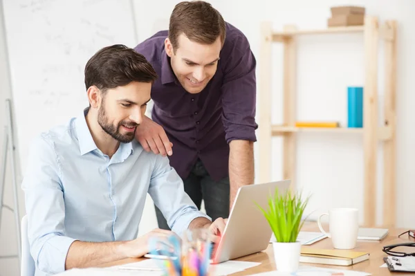 Fröhliche junge Geschäftsleute nutzen Computer — Stockfoto