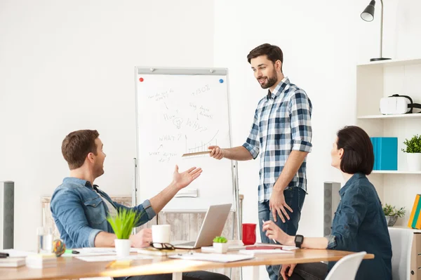 Vakbekwame drie collega's bespreken een project — Stockfoto