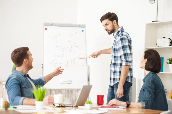 Alegre tres trabajadores están discutiendo el proyecto — Foto de Stock