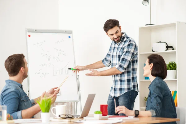 Skickliga tre arbetstagare har diskussioner i Office — Stockfoto