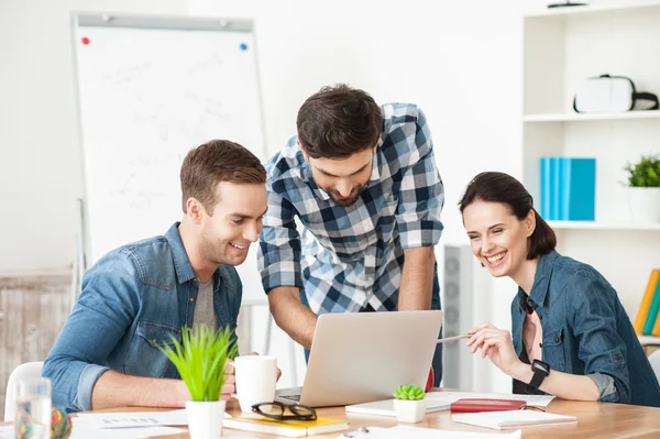 Equipo creativo alegre está trabajando en la oficina — Foto de Stock