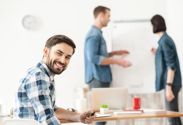 Tres colegas hábiles están discutiendo su trabajo — Foto de Stock