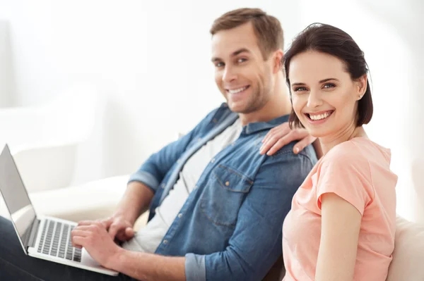 Atractivo novio y novia descansando juntos — Foto de Stock