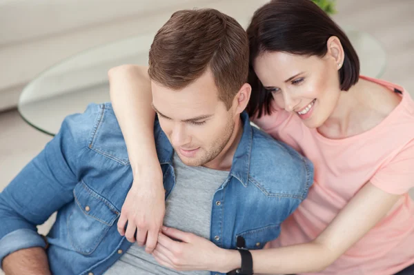 Lindo novio y novia están descansando en casa — Foto de Stock