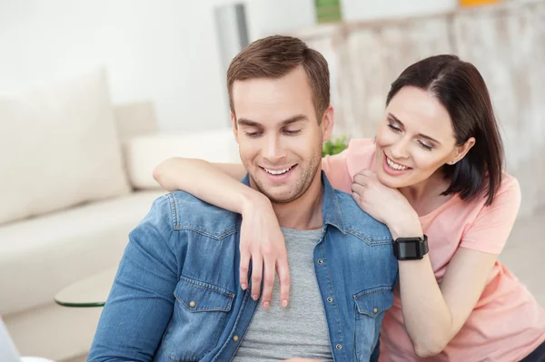 Familia bastante joven está descansando en el apartamento — Foto de Stock