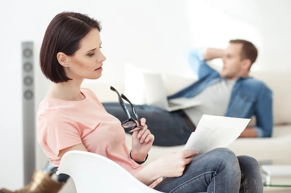 Mooie vrouw doet papierwerk in huis — Stockfoto