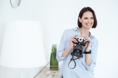 Neşeli kadın fotoğrafçı çekim yapıyor