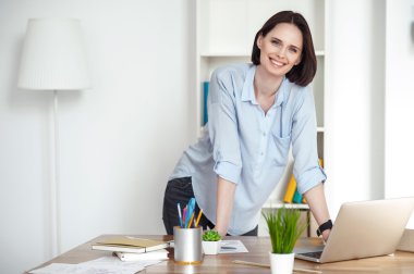 Çekici kız iş için bilgisayar kullanıyor