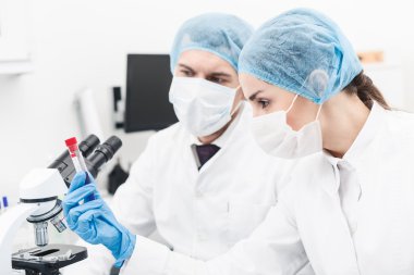 Usta iki bilim adamı laboratuvarda çalışıyor