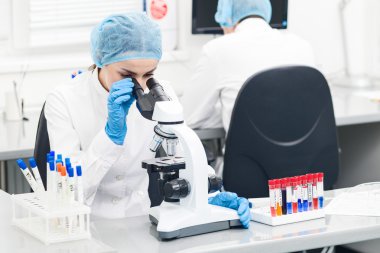 Laboratuvarda güzel kadın araştırmacı test madde