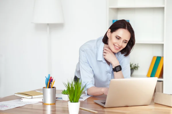 Mulher bonito está trabalhando com computador em casa — Fotografia de Stock