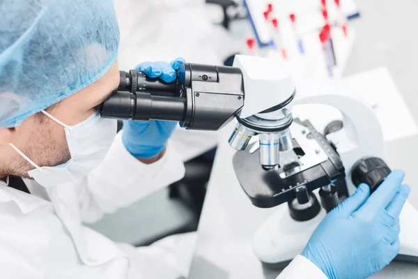 Vrolijke mannelijke onderzoeker doet testen in het lab — Stockfoto
