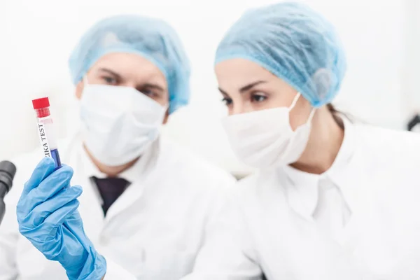 Pesquisadores experientes estão examinando a amostra em laboratório — Fotografia de Stock