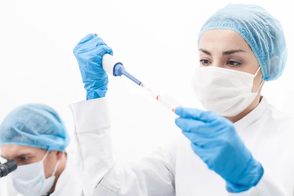 Profissionais dois cientistas estão fazendo pesquisa em laboratório — Fotografia de Stock