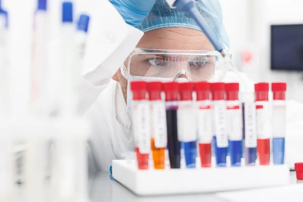Bekwame jonge onderzoeker doet testen in het laboratorium — Stockfoto