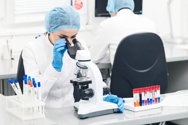 Hermosa mujer investigadora sustancia de prueba en el laboratorio — Foto de Stock