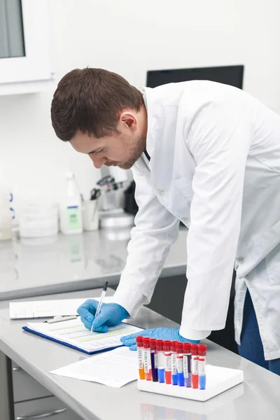 Abile ricercatore maschio sta lavorando in laboratorio — Foto Stock